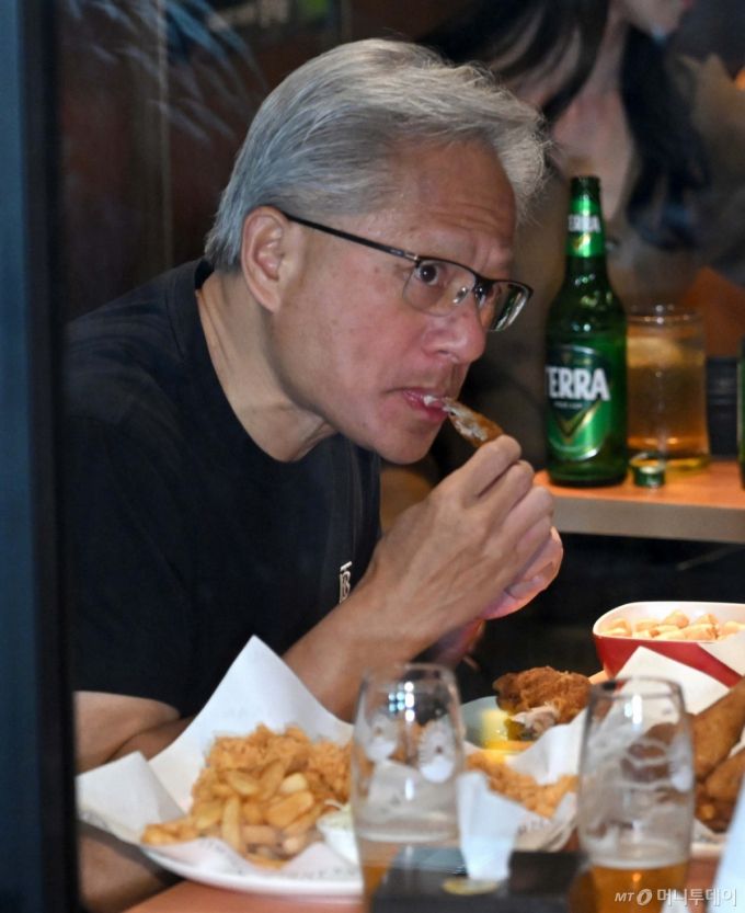 (서울=뉴스1) 김진환 기자 = 젠슨 황 엔비디아 최고경영자(CEO)가 30일 오후 서울 강남구 삼성역 인근 깐부치킨 매장에서 이재용 삼성그룹 회장, 정의선 현대차그룹 회장과 치킨 회동을 하고 있다. (공동취재) 2025.10.30/뉴스1  Copyright (C) 뉴스1. All rights reserved. 무단 전재 및 재배포,  AI학습 이용 금지. /사진=(서울=뉴스1) 김진환 기자