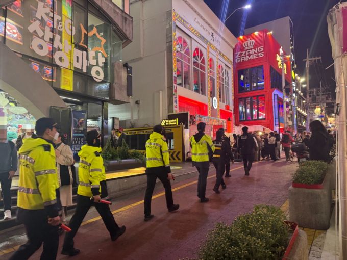 29일 오후 서울 마포구 홍대 거리에 경찰이 인파 밀집 등을 막기 위해  순찰 중이다. /사진=최문혁 기자.