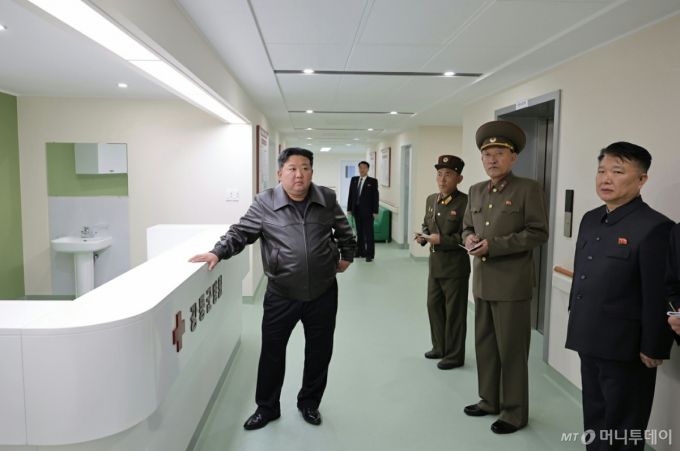 (평양 노동신문=뉴스1) = 북한 노동당 기관지 노동신문은 31일 "김정은 동지께서 10월 30일 완공단계에 이른 강동군병원을 돌아보셨다"고 보도했다. 조용원 당 비서가 이번 시찰에 동행했다.     [국내에서만 사용가능. 재배포 금지. DB 금지. For Use Only in the Republic of Korea. Redistribution Prohibited]  rodongphoto@news1.kr  Copyright (C) 뉴스1. All rights reserved. 무단 전재 및 재배포,  AI학습 이용 금지.