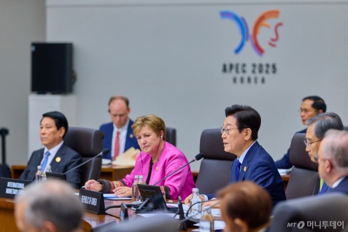 [경주=뉴시스] 최동준 기자 = 이재명 대통령이 31일 경북 경주화백컨벤션센터에서 열린 2025 아시아태평양경제협력체(APEC) 정상회의 제1세션을 주재하고 있다. (사진=대통령실 제공) 2025.10.31. photo@newsis.com *재판매 및 DB 금지 /사진=