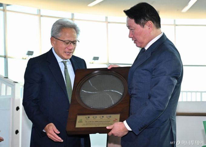 [경주=뉴시스] 추상철 기자 = 젠슨 황 엔비디아 CEO가 31일 경북 경주시 경주예술의전당에서 열린 아시아태평양경제협력체(APEC) CEO 서밋에 참석해 최태원 SK그룹 회장 겸 대한상의 회장으로 부터 SK하이닉스의 HBM4 반도체 웨이퍼를 선물로 받고 있다.  (공동취재) 2025.10.31. photo@newsis.com /사진=