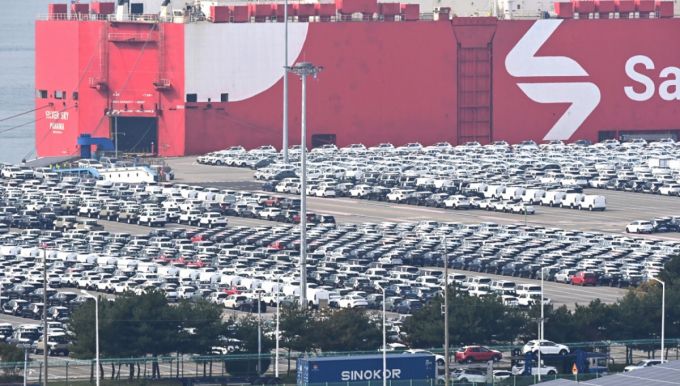 경기 평택시 포승읍 평택항 자동차 전용부두에 선적을 기다리는 수출용 차량이 세워져 있다. 2025.10.30. jtk@newsis.com /사진=뉴시스