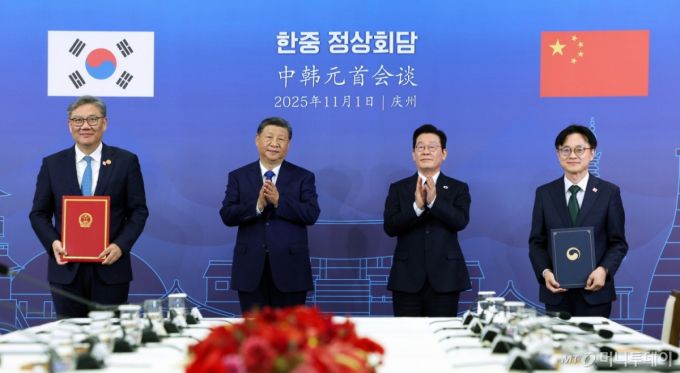 [경주=뉴시스] 최동준 기자 = 김정관 산업통상부 장관과 중국 왕원타오 상무부장이 1일 경북 경주박물관에서 이재명 대통령과 시진핑 중국 국가주석이 참석한 가운데 '서비스 무역 교류 협력 강화' 양해각서를 체결하고 있다. 2025.11.01. photocdj@newsis.com /사진=최동준