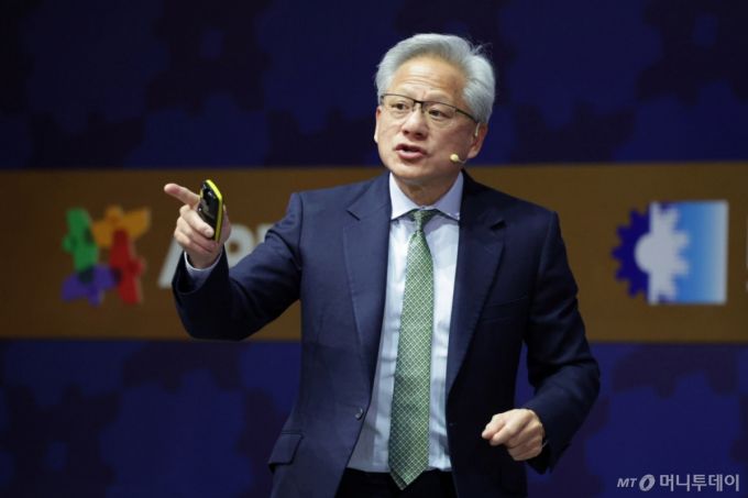 [경주=뉴시스] 추상철 기자 = 젠슨 황 엔비디아 최고경영자(CEO)가 31일 경북 경주예술의전당에서 열린 아시아태평양경제협의체(APEC) CEO 서밋에서 특별세션 기조연설을 하고 있다. (공동취재) 2025.10.31. photo@newsis.com /사진=추상철