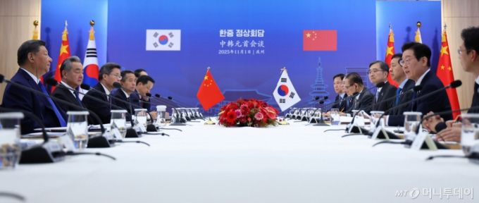 [경주=뉴시스] 최동준 기자 = 이재명 대통령과 시진핑 중국 국가주석이 1일 경북 경주박물관에서 한중 정상회담을 하고 있다. 2025.11.01. photocdj@newsis.com /사진=추상철