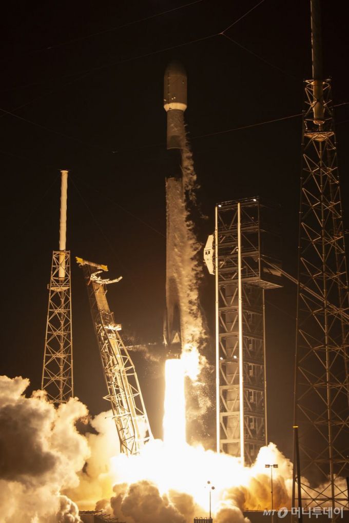 지난 4월21일(현지시간) 미국 케이프 커내버럴 우주군 기지에서 우리 군 정찰위성 4호기가 발사되고 있다. 국방부는 군 정찰위성 4호기가 발사 약 15분 후 발사체로부터 정상적으로 분리돼 목표궤도에 안착했으며 약 56분 뒤 지상국과의 교신에도 성공했다고 밝혔다. / 사진=국방부