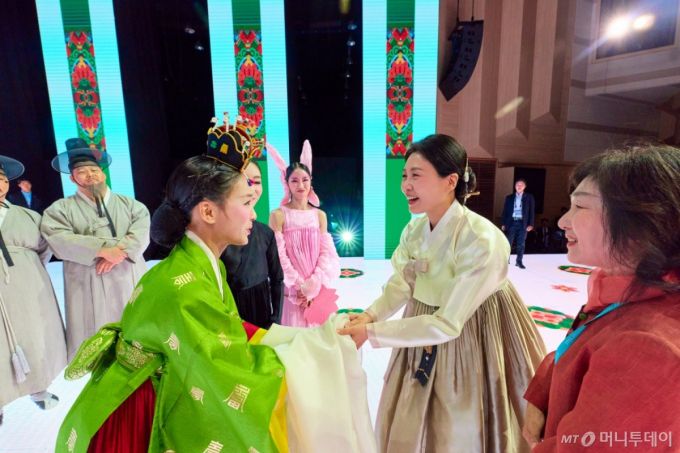 (서울=뉴스1) 이재명 기자 = 김혜경 여사가 1일 경북 경주시 엑스포대공원 문화센터를 찾아 2025 아시아태평양경제협력체(APEC) 계기로 공연을 펼친 전통연희극 ‘단심’ 예술단원을 격려하고 있다. (대통령실 제공. 재판매 및 DB 금지)  2025.11.1/뉴스1  Copyright (C) 뉴스1. All rights reserved. 무단 전재 및 재배포,  AI학습 이용 금지. /사진=(서울=뉴스1) 이재명 기자