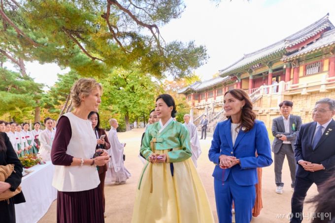 (서울=뉴스1) 허경 기자 = 김혜경 여사가 31일 경북 경주 불국사에서 열린 2025 아시아태평양경제협력체(APEC) 정상회의 배우자 초청 행사에 참석자들과 대화하고 있다. (대통령실 제공. 재판매 및 DB 금지) 2025.10.31/뉴스1  Copyright (C) 뉴스1. All rights reserved. 무단 전재 및 재배포,  AI학습 이용 금지. /사진=(서울=뉴스1) 허경 기자