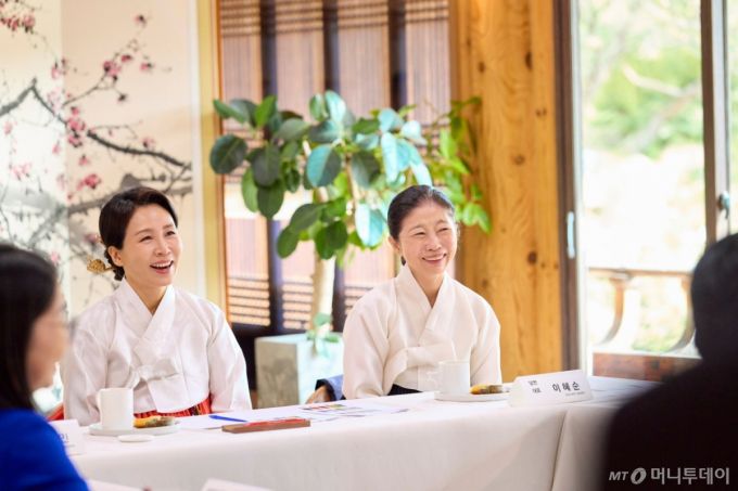 (서울=뉴스1) 허경 기자 = 김혜경 여사가 30일 경북 국립경주박물관 내 수묵당에서 한복디자이너 차담회를 하고 있다.  (대통령실 제공. 재판매 및 DB 금지) 2025.10.30/뉴스1  Copyright (C) 뉴스1. All rights reserved. 무단 전재 및 재배포,  AI학습 이용 금지. /사진=(서울=뉴스1) 허경 기자