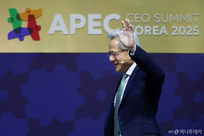 젠슨 황 엔비디아 최고경영자(CEO)가 31일 경북 경주예술의전당에서 열린 아시아태평양경제협의체(APEC) CEO 서밋에서 손을 흔들어 인사하고 있다. /사진=뉴시스 /사진=추상철