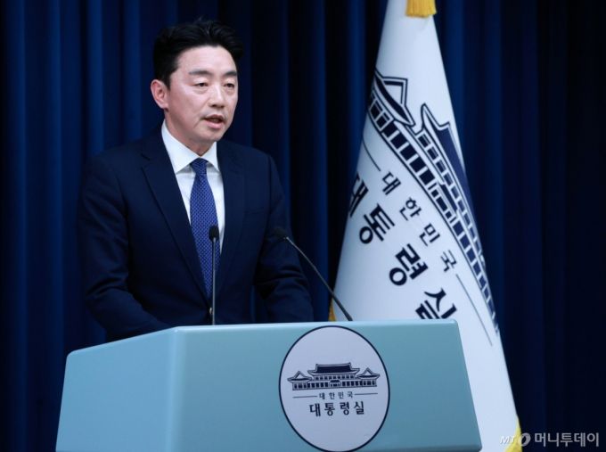 [서울=뉴시스] 고범준 기자 = 강훈식 비서실장이 3일 서울 용산 대통령실 청사에서 재판중지법 등 현안 관련 브리핑을 하고 있다. 2025.11.03. bjko@newsis.com /사진=고범준