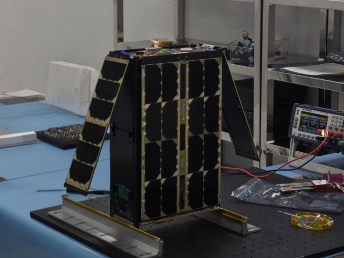 누리호 4차 발사를 위해 나로우주센터에 입고된 부탑재 위성 BEE-1000 /사진=스페이스린텍