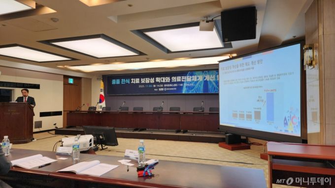 정재원 일산백병원 알레르기내과 교수가 중증 천식환자의 치료 보장성을 개선하기 위한 제도 개선 방안으로 생물학적 제제에 대한 산정특레 적용 방안을 제시하고 있다. /사진=정심교 기자