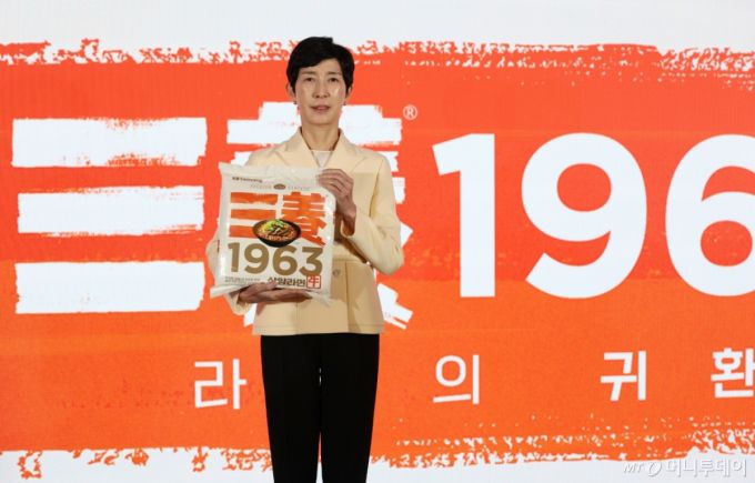 (서울=뉴스1) 오대일 기자 = 3일 오전 서울 중구 보코 서울 명동 호텔에서 열린 '삼양라면 1963' 신제품 출시 발표회에서 김정수 삼양식품 부회장이 제품을 들고 포즈를 취하고 있다.   '삼양라면 1963'은 면을 튀기는 기름으로 팜유 대신 우지를 사용하고 소뼈로 우려낸 액상 스프까지 더해 국물 풍미를 끌어올린 것이 특징으로, 삼양식품은 36년 전 ‘우지(牛脂·소기름) 파동’으로 사라진 대한민국 1호 라면를 재출시하며 명예회복에 나선다. 2025.11.3/뉴스1  Copyright (C) 뉴스1. All rights reserved. 무단 전재 및 재배포,  AI학습 이용 금지. /사진=(서울=뉴스1) 오대일 기자