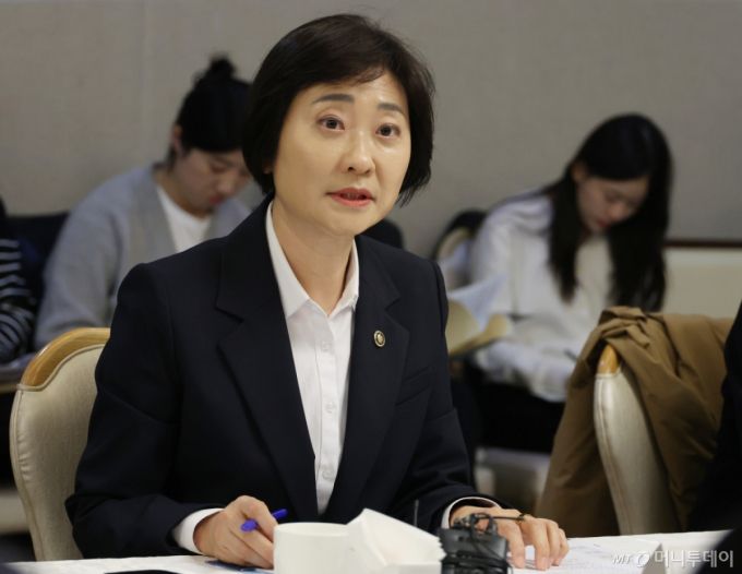 [서울=뉴시스] 김명원 기자 = 이스란 보건복지부 1차관이 4일 서울 종로구 정부서울청사에서 열린 제6차 장기요양위원회에 참석해 발언하고 있다. 2025.11.04.  /사진=김명원