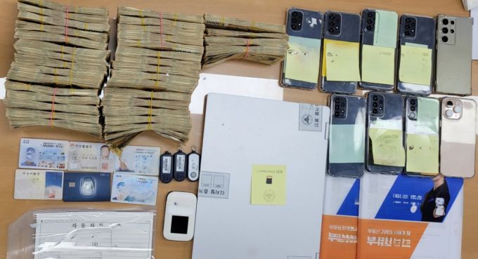 경찰이 A씨 등을 검거하는 과정에서 확보한 범죄 수익금과 범죄에 활용된 대포폰 등 도구를 확보한 모습. /사진제공=서울경찰청.