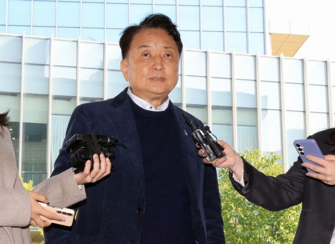 오송참사 국정조사에서 위증한 혐의를 받고 있는 김영환 충북지사가 4일 서울 영등포구 서울영등포경찰서에서 피의자 신분으로 조사받기 위해 출석하기 전 취재진 질문에 답변하고 있다. /사진=뉴스1