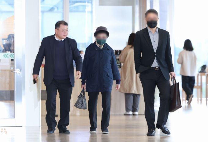 김건희 여사의 모친 최은순(가운데) 씨와 오빠 김진우(오른쪽) 씨가 4일 오전 서울 종로구 KT광화문빌딩 웨스트에 마련된 김건희 여사의 의혹을 수사하는 민중기 특별검사 사무실에 피의자 신분으로 출석하고 있다. /사진=뉴시스