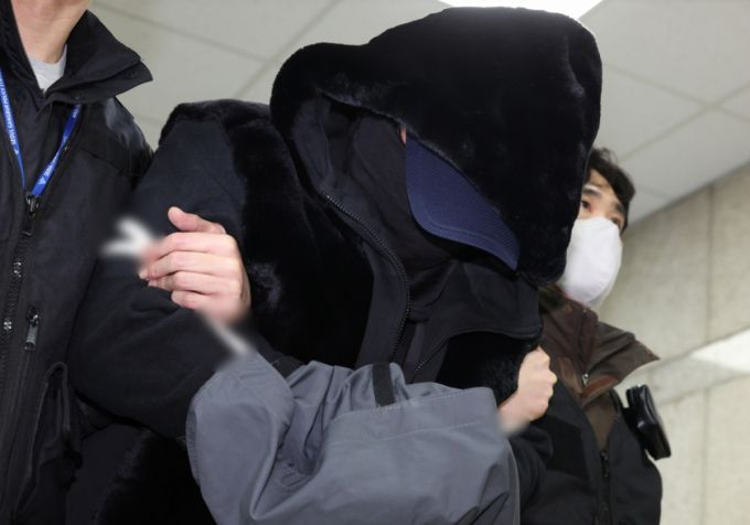 만취 상태에서 운전을 하다가 일본인 관광객 모녀를 치어 50대 어머니를 숨지게 한 30대 남성 서모씨가 5일 서올 서초구 서울중앙지방법원에서 열린 구속 전 피의자 심문(영장실질심사)에 출석하고 있다. /사진=뉴시스