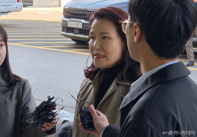 5일 서울 양천구 서울남부지검에서 이진숙 전 방송통신위원장이 서울 영등포경찰서장 등을 직권남용 혐의로 고발한다고 밝히고 있다./사진=김서현 기자.