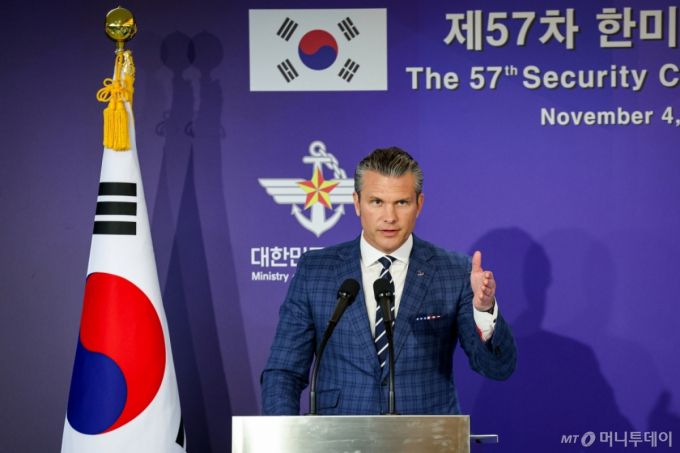 (서울=뉴스1) 사진공동취재단 = 피트 헤그세스 미국 전쟁부(국방부) 장관이 4일 오후 서울 용산구 국방부 청사에서 제57차 한미안보협의회의(SCM)를 마치고 가진 공동기자회견에서 취재진의 질문에 답하고 있다. 2025.11.4/뉴스1  Copyright (C) 뉴스1. All rights reserved. 무단 전재 및 재배포,  AI학습 이용 금지.