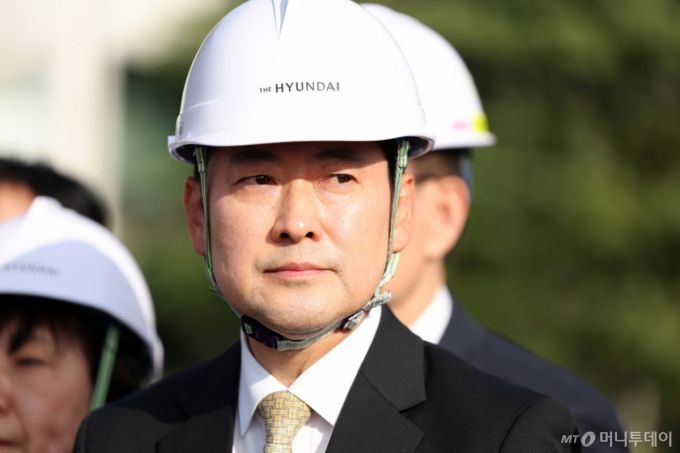 (광주=뉴스1) 이승현 기자 = 장동혁 국민의힘 대표가 6일 오후 광주 북구 임동 더현대 광주 부지를 방문혀 현장을 살펴보고 있다. 2025.11.6/뉴스1  Copyright (C) 뉴스1. All rights reserved. 무단 전재 및 재배포,  AI학습 이용 금지. /사진=(광주=뉴스1) 이승현 기자