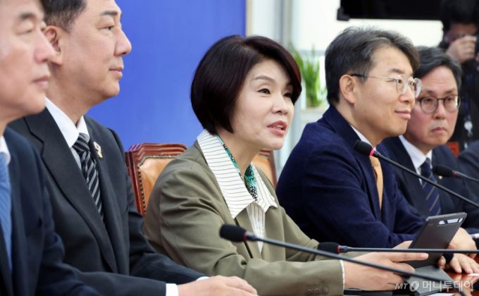 [서울=뉴시스] 김금보 기자 = 한정애 더불어민주당 정책위의장 6일 오전 서울 여의도 국회에서 열린 정책조정회의에서 발언을 하고 있다. 2025.11.06. kgb@newsis.com /사진=김금보