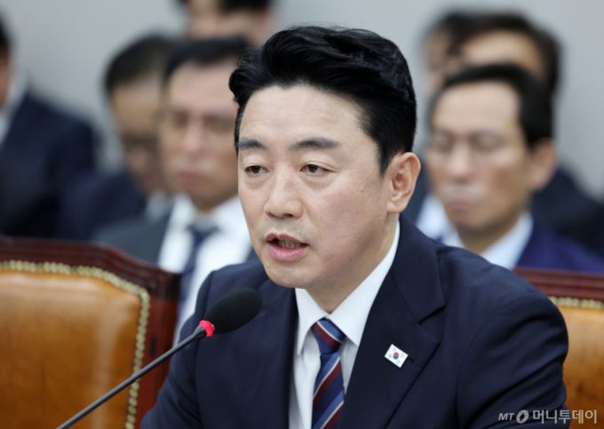 [서울=뉴시스] 김명년 기자 = 강훈식 대통령실 비서실장이 6일 서울 여의도 국회 운영위원회에서 열린  대통령비서실 등에 대한 국정감사에서 의원 질의에 답하고 있다. 2025.11.06. kmn@newsis.com /사진=김명년