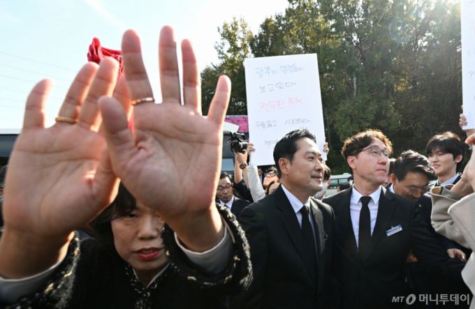 (광주=뉴스1) 김태성 기자 = 장동혁 국민의힘 대표가 6일 광주를 찾아 국립 5·18민주묘지를 참배하기 위해 들어서자 광주전남촛불행동 회원들이 몸싸움을 하며 막아서고 있다. 2025.11.6/뉴스1  Copyright (C) 뉴스1. All rights reserved. 무단 전재 및 재배포,  AI학습 이용 금지. /사진=(광주=뉴스1) 김태성 기자