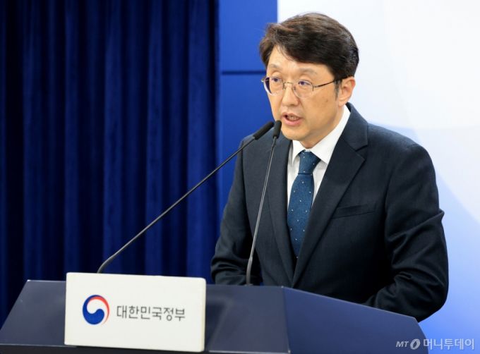 (서울=뉴스1) 임세영 기자 = 최우혁 과학기술정보통신부 네트워크정책실장이 6일 서울 종로구 정부서울청사에서 KT 침해사고 중간조사 결과를 발표하고 있다. 2025.11.6/뉴스1  Copyright (C) 뉴스1. All rights reserved. 무단 전재 및 재배포,  AI학습 이용 금지. /사진=(서울=뉴스1) 임세영 기자