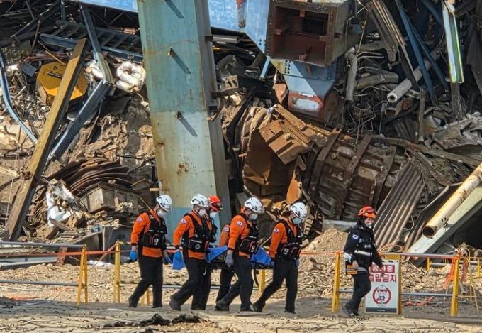 한국동서발전 울산화력발전소 붕괴사고 이틀째인 7일 울산시 남구 용잠동 사고 현장에서 구급대원 등이 매몰자 1명을 구조해 병원으로 이송하고 있다./사진=뉴시스