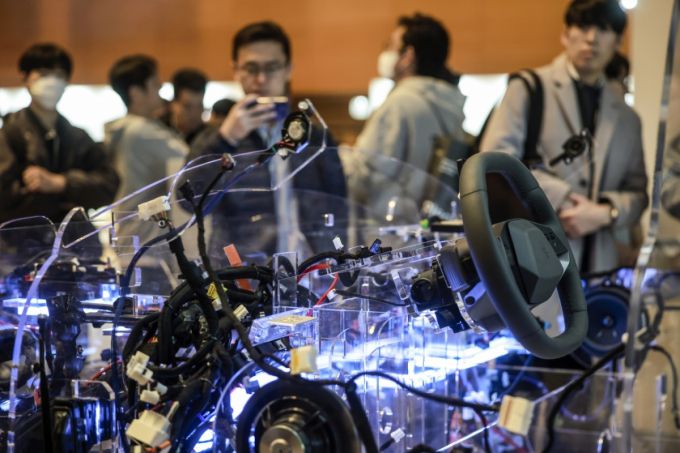 서울 강남구 코엑스에서 열린  현대차그룹 개발자 콘퍼런스 '플레오스(Pleos) 25'에서 참관객들이 SDV(Software-defined Vehicle, 소프트웨어를 중심으로 진화하는 자동차)의 주요 제어기 전시물을 살펴보고 있다. 2025.03.28. jhope@newsis.com /사진=뉴시스