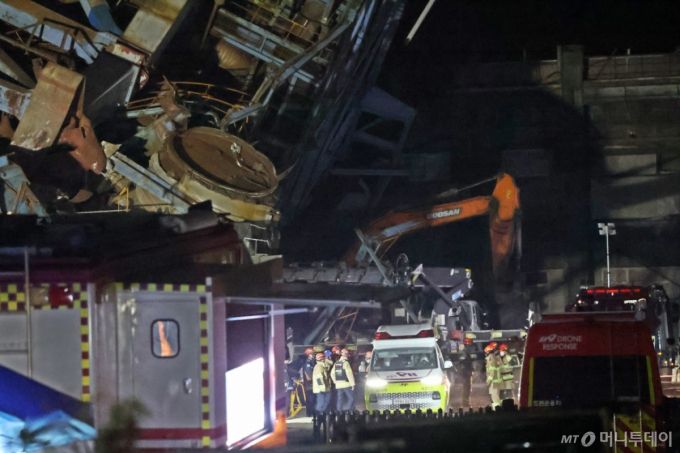 (울산=뉴스1) 황기선 기자 = 7일 새벽 울산 남구 동서발전 울산화력발전소 보일러 타워 붕괴현장에서 소방대원들이 매몰자 수색 및 구조작업을 벌이고 있다. 2025.11.7/뉴스1  Copyright (C) 뉴스1. All rights reserved. 무단 전재 및 재배포,  AI학습 이용 금지. /사진=(울산=뉴스1) 황기선 기자