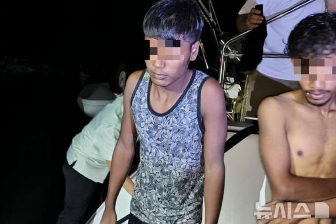 말레이시아 해경 배포 사진. 말레이시아 랑카위 섬 근해에서 요트에 의해 발견 구조된 이주시도자. /AP=뉴시스