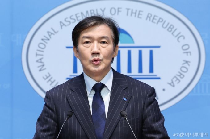 (서울=뉴스1) 신웅수 기자 = 조국 전 조국혁신당 비상대책위원장이 10일 서울 여의도 국회 소통관에서 당대표 출마 기자회견을 하고 있다. 2025.11.10/뉴스1  Copyright (C) 뉴스1. All rights reserved. 무단 전재 및 재배포,  AI학습 이용 금지. /사진=(서울=뉴스1) 신웅수 기자