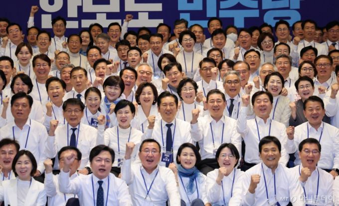 (광주=뉴스1) 장수영 기자 = 정청래 더불어민주당 대표가 10일 오후 경기 광주 곤지암리조트에서 열린 '2025년 더불어민주당 전국 지역위원장 워크숍'에서 지도부 및  전국위원장들과 기념촬영하고 있다.  2025.11.10/뉴스1  Copyright (C) 뉴스1. All rights reserved. 무단 전재 및 재배포,  AI학습 이용 금지. /사진=(광주=뉴스1) 장수영 기자