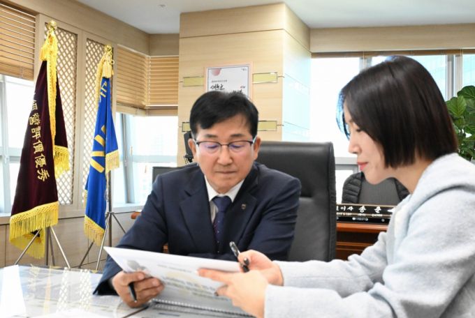 NH농협손해보험은 시니어 세대의 간병비·의료비 부담 완화를 위해 치매, 간병, 암, 뇌, 심장질환 보장을 강화한 'NH올원더풀 백년동행 간병보험'을 출시했다고 11일 밝혔다. 송춘수 농협손해보험 대표이사(사진 왼쪽)가 1호 가입을 진행하고 있다./사진제공=NH농협손해보험