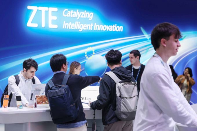 3월6일(현지시간) 스페인 바르셀로나 피라 그란 비아 전시장에서 열린 '모바일 월드 콩그레스(MWC) 2025'를 찾은 관람객들이 ZTE(중흥통신) 부스를 방문해 스마트 기기를 살펴보고 있다. /사진=뉴스1