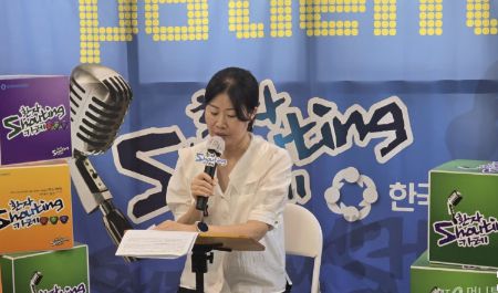 지난 8월 20일 서울 영등포구 한국환자단체연합회 사무실에서 진행된 '제26회 환자 샤우팅 카페' 현장에서 류선씨가 딸 김주희양이 의료사고 피해를 당했다며 관련 내용을 발표하고 있다./사진=홍효진 기자