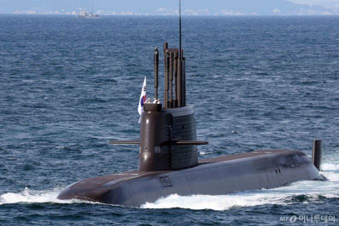 지난 9월26일 부산 인근 해상에서 3000t급 잠수함(SS-Ⅲ)이 '2025 대한민국 해군 관함식'에서 기동하고 있다. / 사진=뉴시스