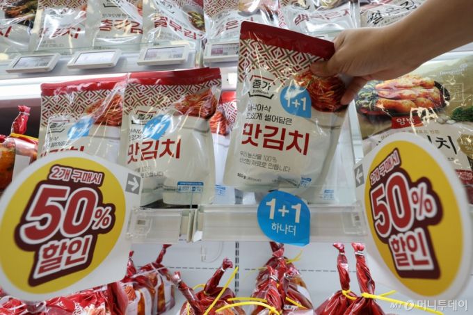 [서울=뉴시스] 권창회 기자 = 농림축산식품부가 식품·유통업계와 함께 여름철 장바구니 부담을 덜기 위한 가공식품 물가 안정 대책을 추진한다. 특히 라면·빵·음료·김치 등 가격 체감도가 높은 품목의 경우, 7~8월 중 전국 대형마트와 편의점에서 최대 50% 할인된 가격으로 구매할 수 있다.  사진은 7일 서울 시내 대형마트에서 고객들이 살펴보는 모습. 2025.07.07. kch0523@newsis.com /사진=권창회