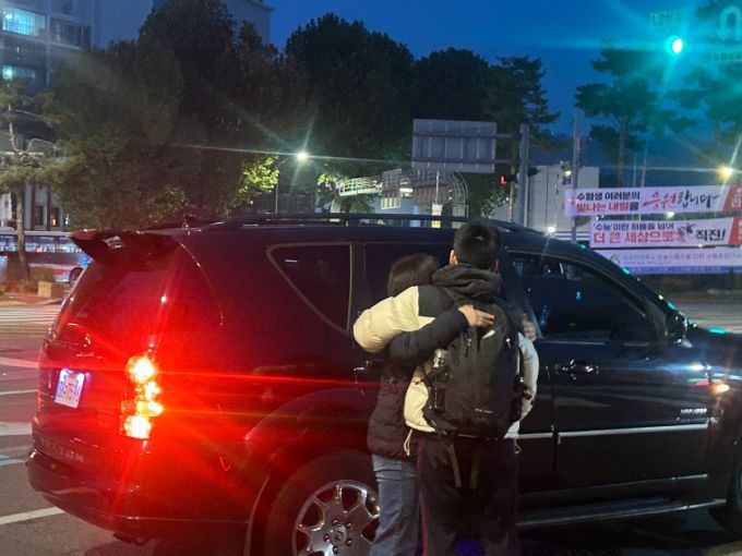 13일 오전 2026학년도 대학수학능력시험이 치러지는 서울 종로구 동성고등학교 앞에서 아들과 함께 내린 신모씨가 포옹을 하고 있는 모습./사진=김지현 기자.