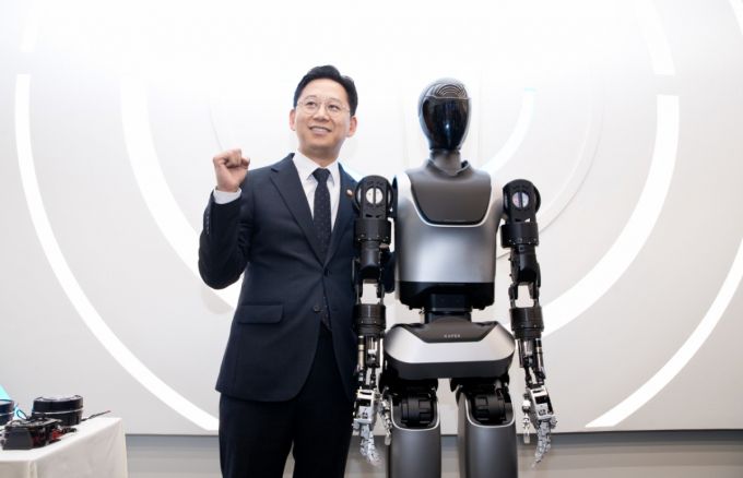 한국형 AI 휴머노이드 KAPEX(케이펙스)와 기념 사진을 촬영하는 배경훈 부총리 겸 과기정통부 장관 /사진=과기정통부