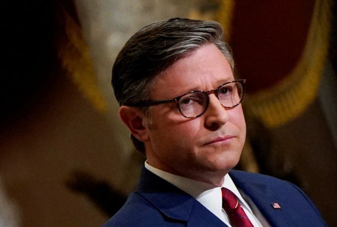 마이크 존슨 미국 하원의장이 12일(현지시간) 상원이 가결, 송부한 연방정부 임시 예산안을 하원에서 가결시킨 뒤 취재에 응하는 모습/로이터=뉴스1