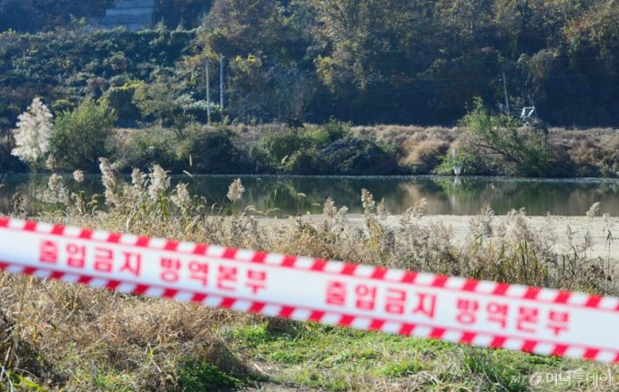 [청주=뉴시스] 서주영 기자 = 14일 충북 청주시 청원구 오창읍의 병천천에서 포획된 야생 조류에서 고병원성 조류인플루엔자(AI)가 검출돼 방역당국이 현장을 통제하고 있다. 이번 검출은 올해 도내 첫 고병원성 조류AI 발병이다. 2025.11.14. juyeong@newsis.com /사진=서주영