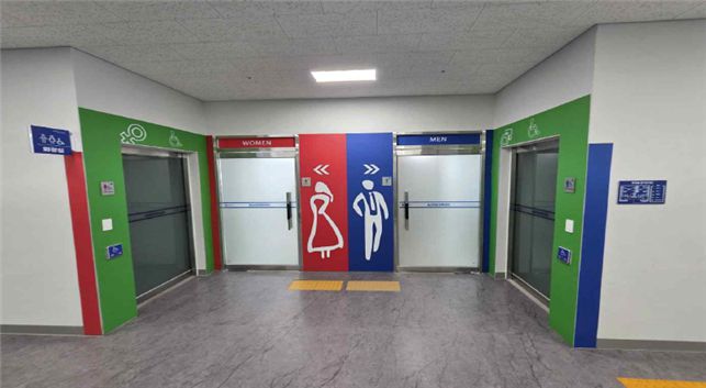 부천송내체육센터 화장실 전경./사진제공=부천도시공사