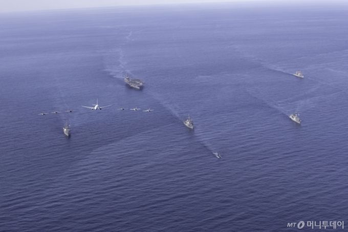 (서울=뉴스1) = 한미 해군이 지난 11일부터 14일까지 동해 해상에서 연합 해상훈련을 실시했다고 14일 밝혔다. 사진은 해상훈련을 하는 한미 해군의 모습. (미국 7함대 제5항모강습단 제공. 재판매 및 DB 금지) 2025.11.14/뉴스1  Copyright (C) 뉴스1. All rights reserved. 무단 전재 및 재배포,  AI학습 이용 금지.