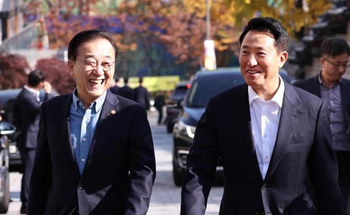 김윤덕 국토교통부 장관(왼쪽)과 오세훈 서울시장이 13일 서울 중구의 한 한식당에서 오찬 면담을 마친 뒤 브리핑 장소로 이동하며 대화하고 있다. /사진=뉴스1