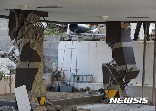 2017년 11월15일 경북 포항에서 규모 5.4의 지진이 발생하면서 북구 한 주택 기둥이 무너져내린 모습./사진=뉴시스