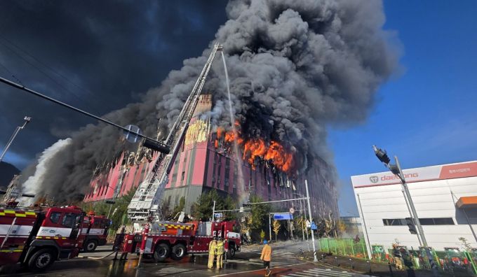 15일 오전 충남 천안 동남구 이랜드패션 물류센터에서 화재가 발생해 검은 연기와 함께 화염이 치솟고 있다.   사진=뉴스1